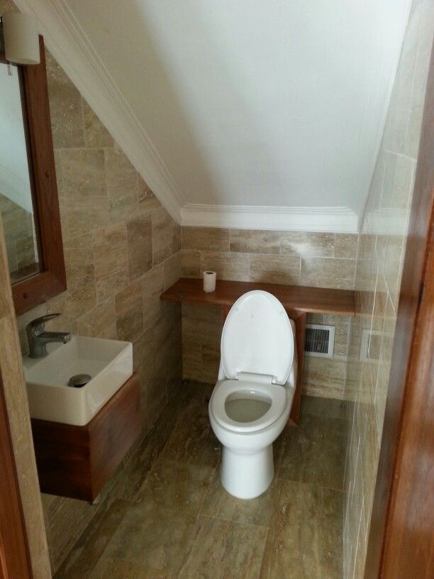 Ровная плоскость потолка в туалете под лестницей
