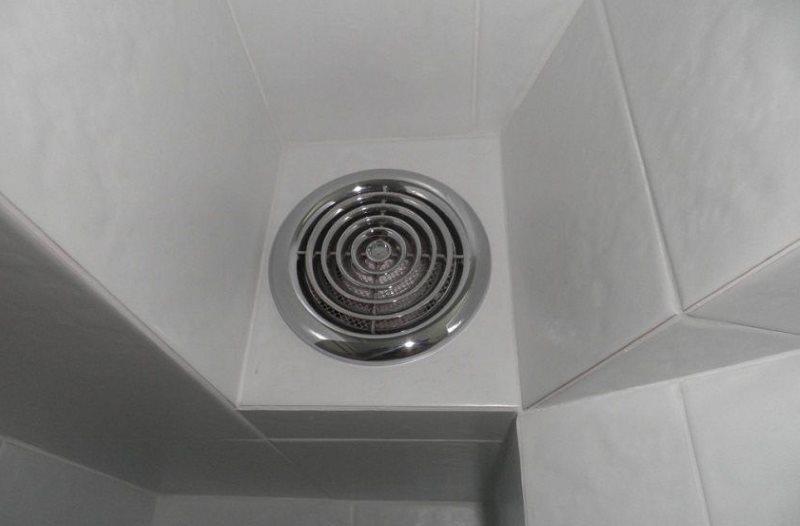 Вытяжной вентилятор в туалете деревянного дома