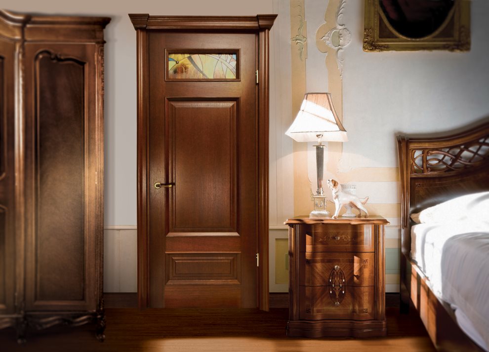 Коричневая дверь в классической спальне