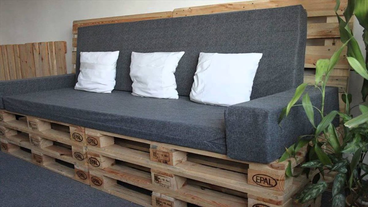 диван из деревянных поддонов серый
