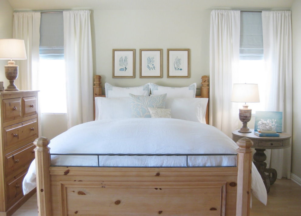 Деревянная кровать в белой спальне