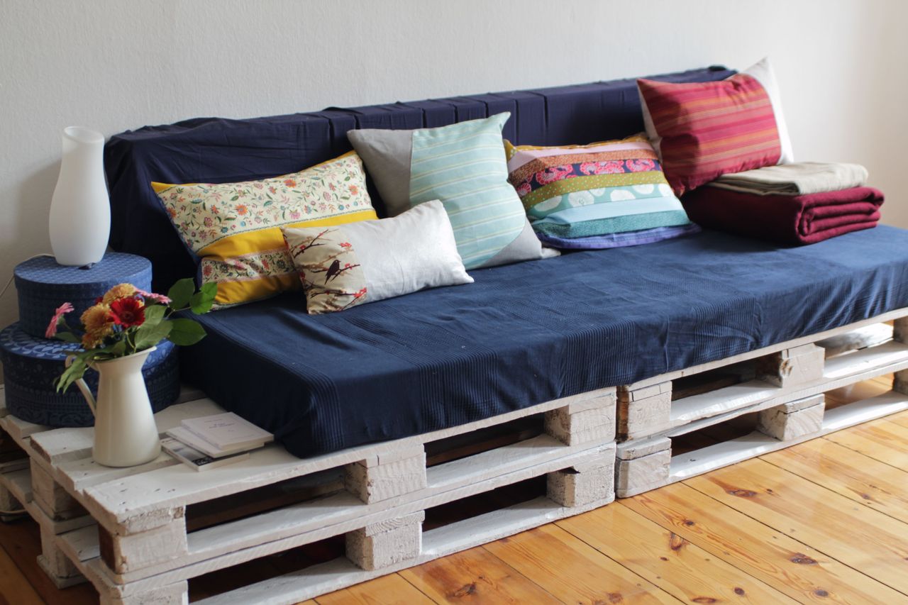 диван из деревянных поддонов синий