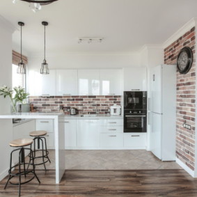 Кирпичная отделка стен кухни с белой мебелью