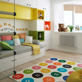 Яркий коврик на полу детской комнаты