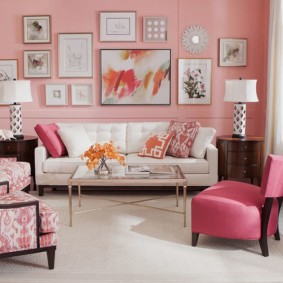 Белый диван возле розовой стены гостиной