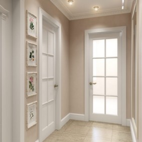 Белые двери в небольшом коридоре