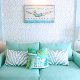 Голубая обивка дивана в гостиной комнате