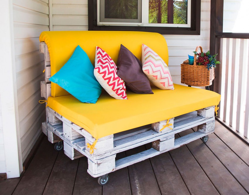 диван из деревянных поддонов желтый матрас и пестрые подушки