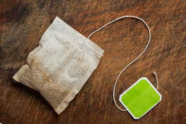 Обработать царапины на деревянной поверхности можно пакетиком чая