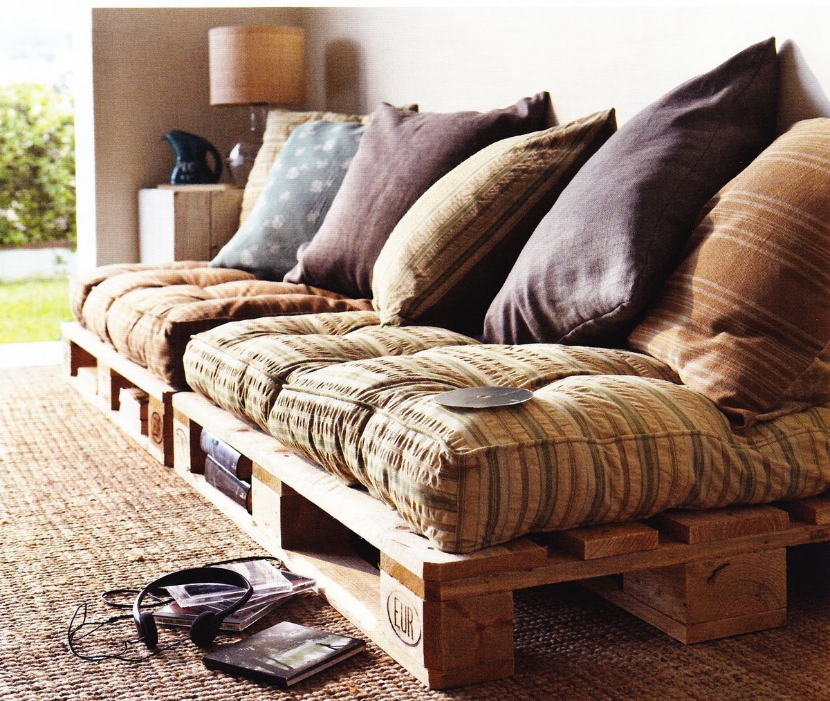 диван из деревянных поддонов коричневый