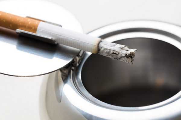 Сигаретным пеплом можно закрасить царапины на серой мебели