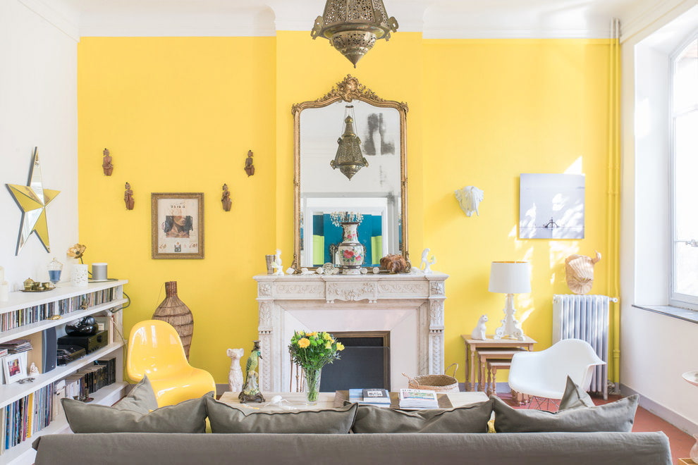 Желтая стена в светлой гостиной