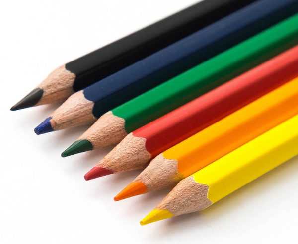 Закрасить небольшие царапины можно цветными карандашами