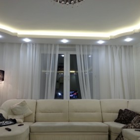 Светильники в нижнем уровне комбинированного потолка