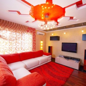 Красная мебель в интерьере небольшого зала