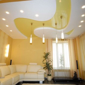 Желтый потолок в зале двухкомнатной квартиры