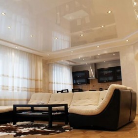 Черно-белый диван в современном стиле