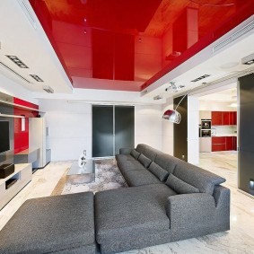 Красный потолок в белой гостиной