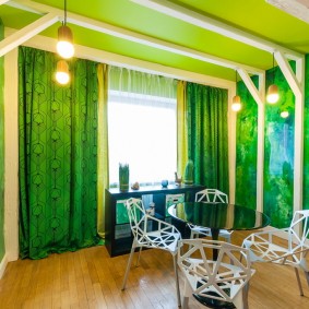 Деревянные балки на зеленом потолке