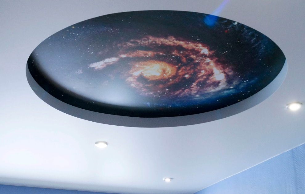 Натяжной потолок с фотопечатью звездной галактики