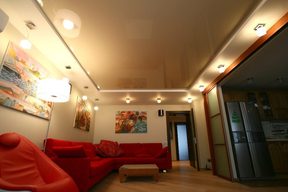Красный диван в зале с натяжным потолком