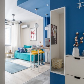 Синий цвет в дизайне маленькой квартиры