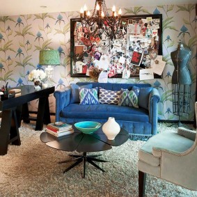 Синий диван в гостиной стиля бохо