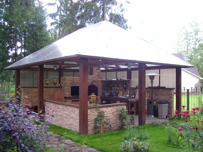 полуоткрытая летняя кухня с крышей из поликарбоната