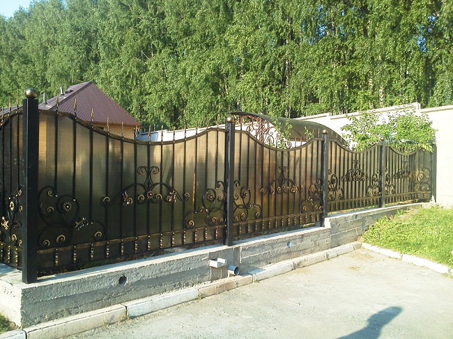 кованый забор из поликарбоната кованый для частного дома