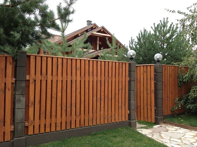 забор из деревянного штакетника для частного дома