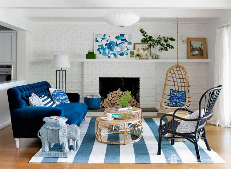 Синий диван в белом интерьере гостиной 