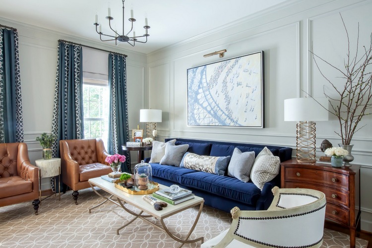 Синий диван в белом интерьере гостиной