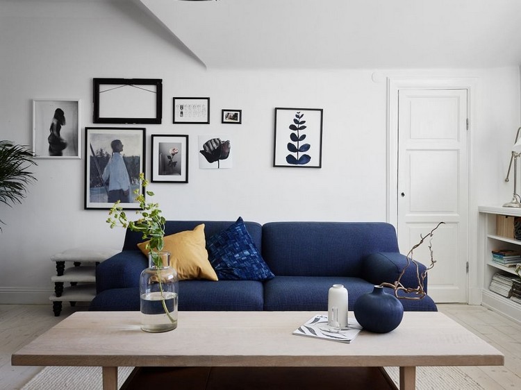 Синий диван в белом интерьере 