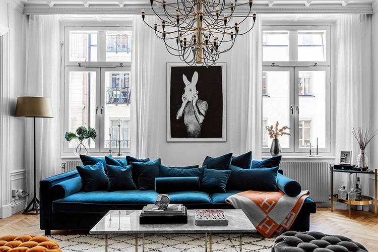 Синий диван в белом интерьере городской квартиры