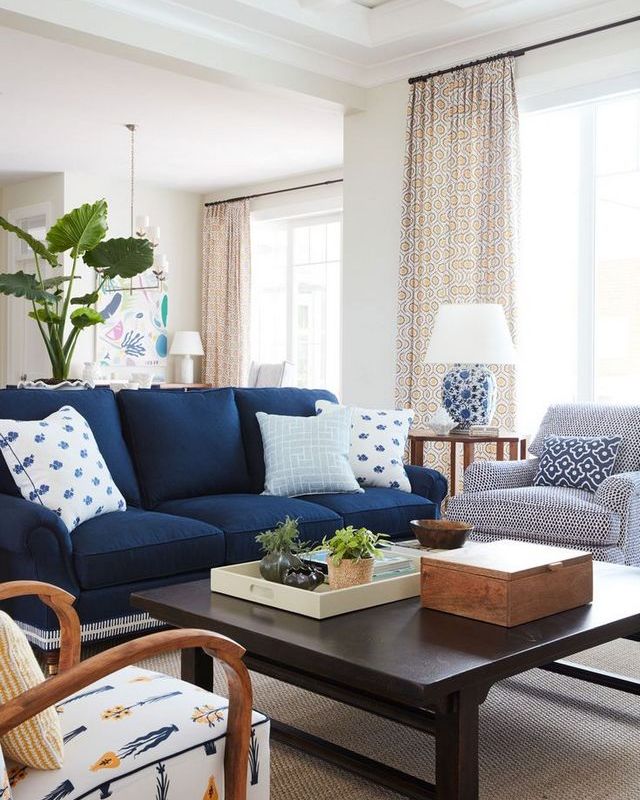 Синий диван в белом интерьере гостиной