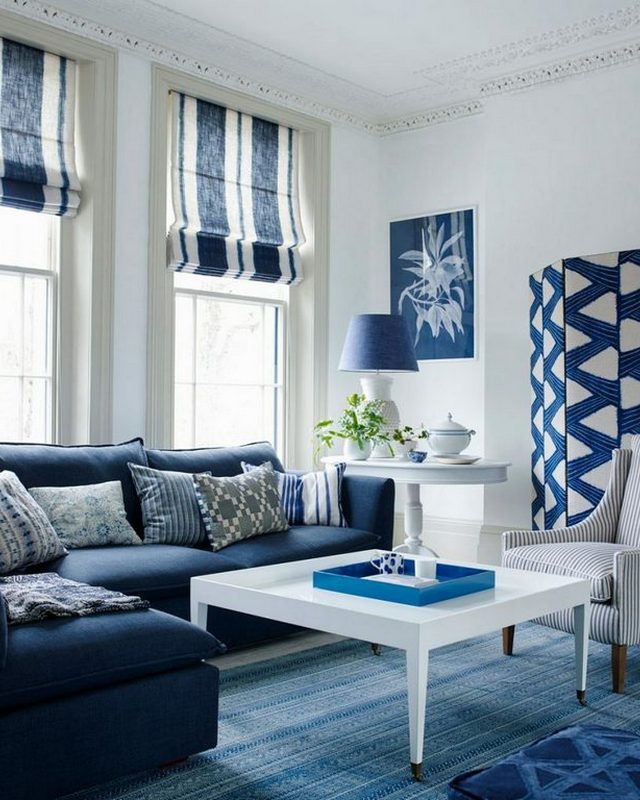 Синий угловой диван в интерьере гостиной 