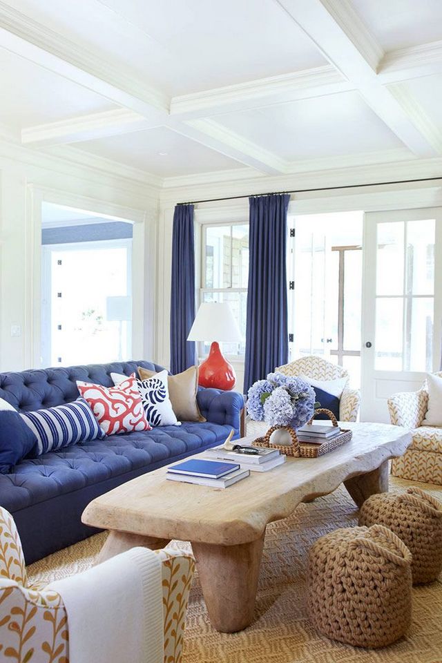 Синий диван в белом интерьере гостиной 