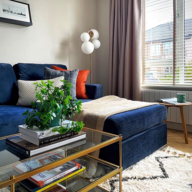 Синий диван в бежевом интерьере гостиной фото