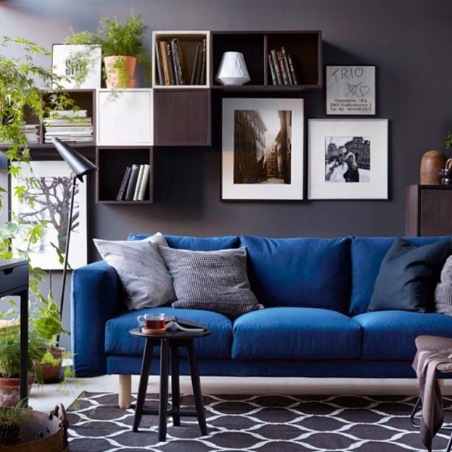 Синий диван в сером интерьере