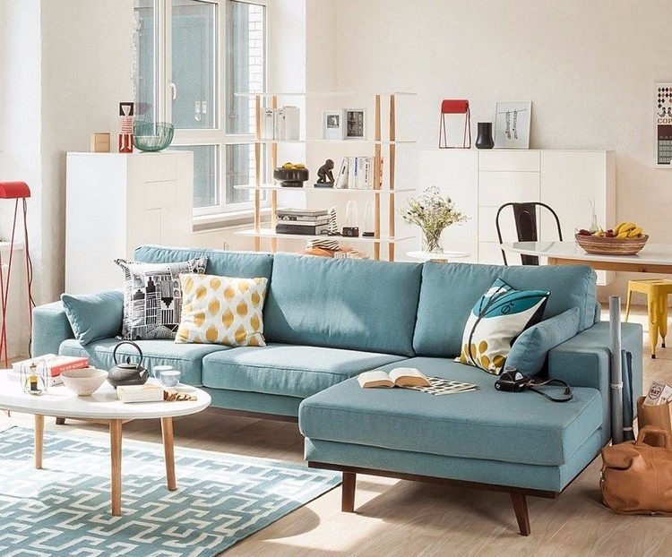 Синий диван в скандинавском интерьере 