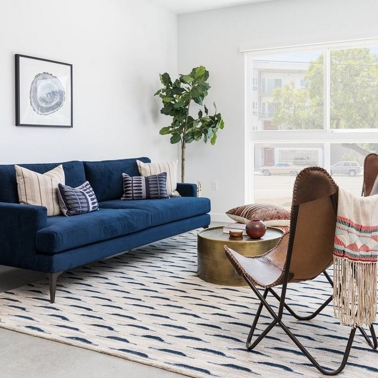 Синий диван в скандинавском интерьере гостиной 
