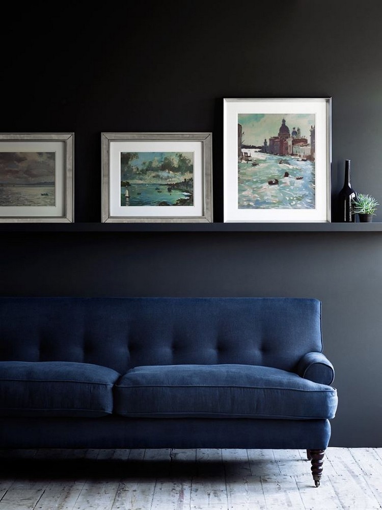 Синий диван в скандинавском интерьере гостиной 
