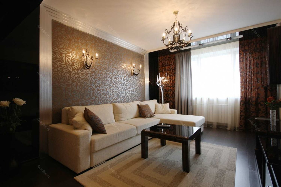 Интерьер гостиной комнаты с коричневыми обоями