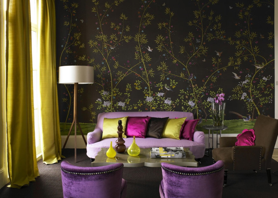Светло-фиолетовый диван перед стеной с виниловыми обоями
