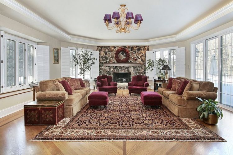 Большая красивая гостиная в доме с большим ковром