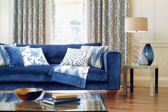 сочетание темно-синего дивана с дубовым паркетным полом и стенами песочного цвета