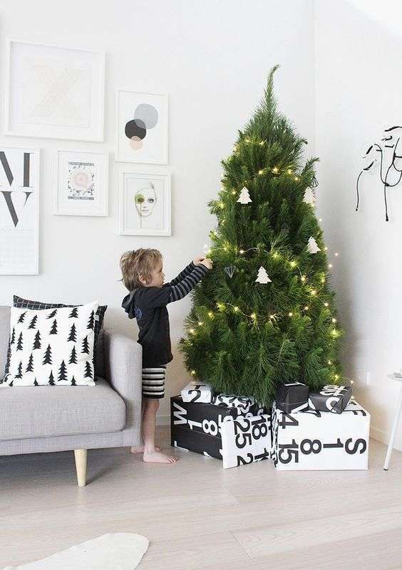 13-a-modern-nordic-tree-with-lights-and-white-tree-shaped-ornaments-plus-geometric-ones-2689873